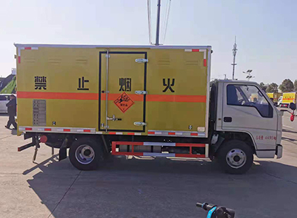 策勒爆破器材运输车工人安全操作规范与智能技术保障